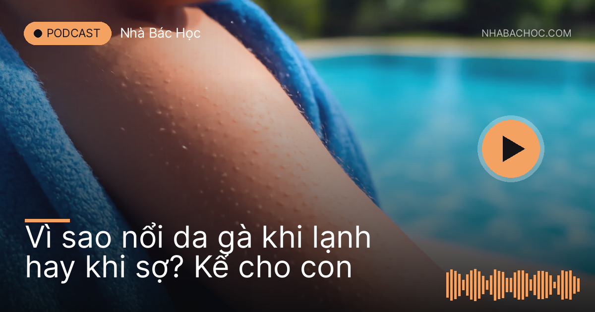Cánh tay trẻ nổi da gà quấn khăn tắm xanh bên hồ bơi