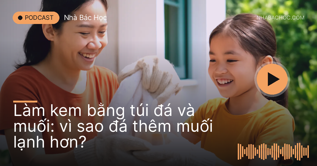 Hai mẹ con đeo găng lắc túi đá lạnh bọc khăn trên hiên nhà