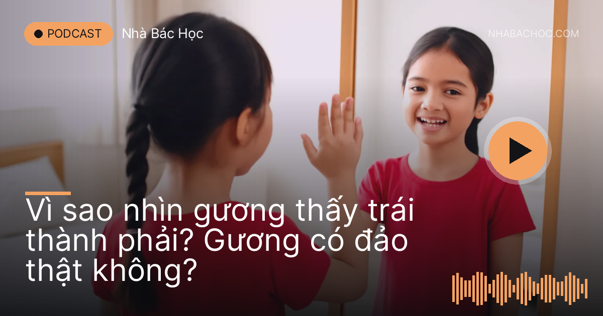 Bé gái giơ tay phải trước gương đứng, hình phản chiếu, chụp từ sau vai