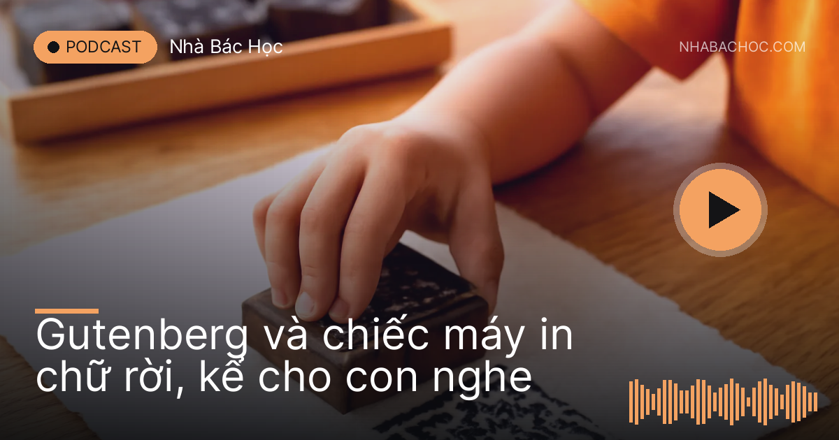 Tay trẻ in con dấu khắc gỗ tẩm mực lên giấy dó, khay chữ gỗ mờ