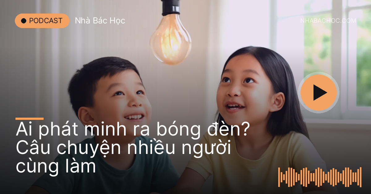 Bóng đèn sợi đốt sáng ấm treo trên bàn, hai anh em ngước nhìn