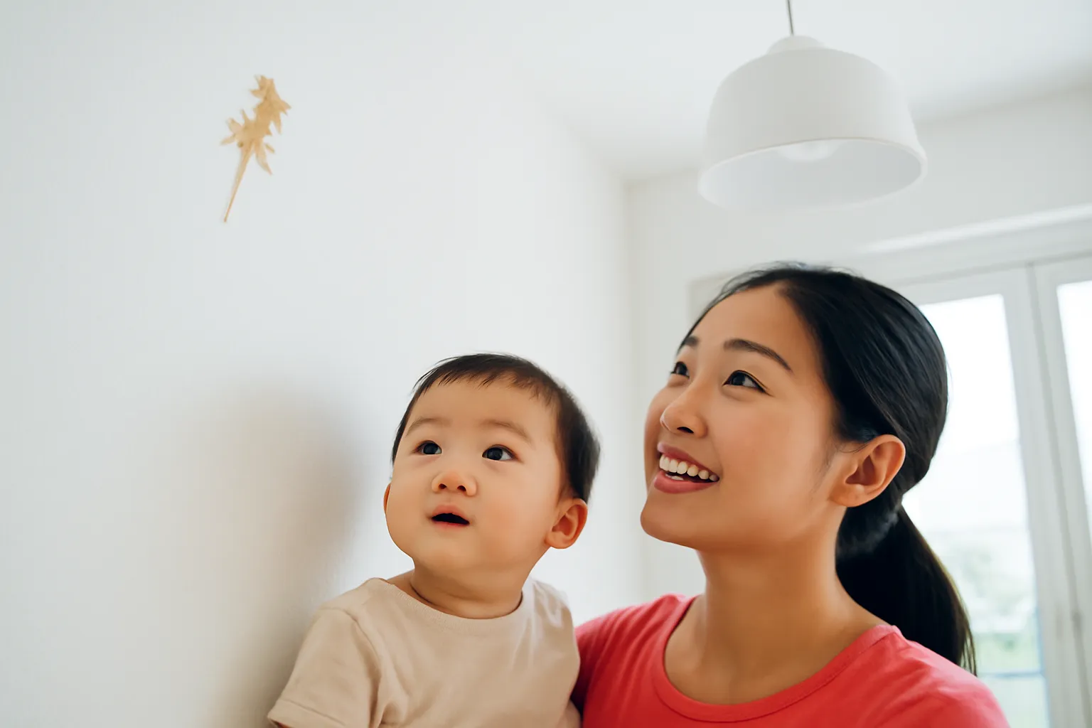 Thạch sùng bám trên tường trắng gần đèn, hai mẹ con ngước nhìn